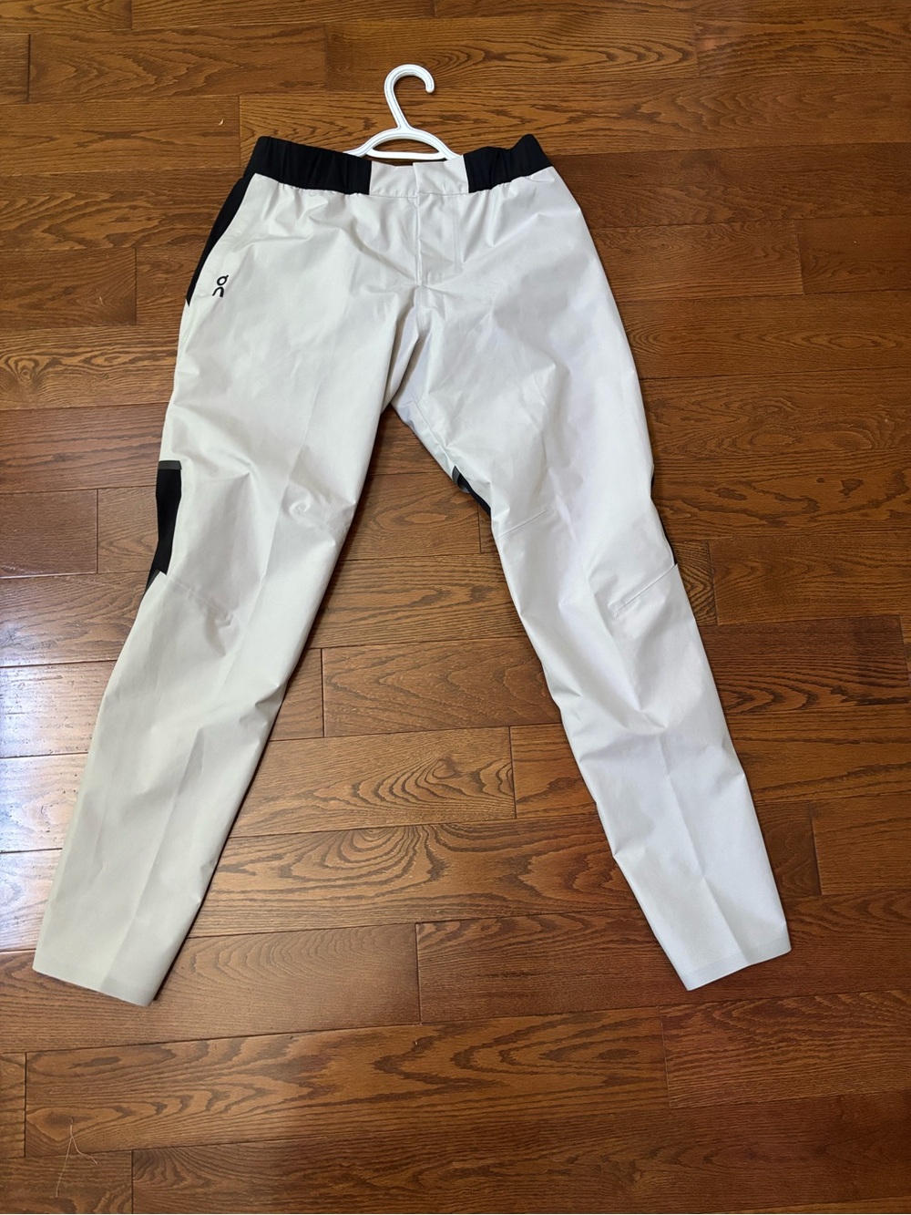 On Running Women’s Storm Pants Two-Tone Joggers White Black Size Small Gorpcore
